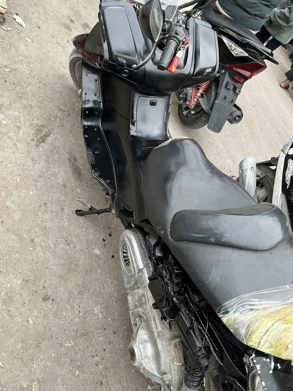 السلام عليكم سلفر ونج للبيع الدراجه خير من الله مكينه مكفوله بس يرادله ترتيبات المو شراي لا يكسر بل دراجه اخيكم محتاج وجاي ابيعه السعر 850. المكان بغداد تقاطع الكياره ارقم 0739705820


**إذا كنت صاحب هذا الإعلان وتريد حذفه لأي سبب، رجاءا أرسل رسالة إلى الدعم الفني**