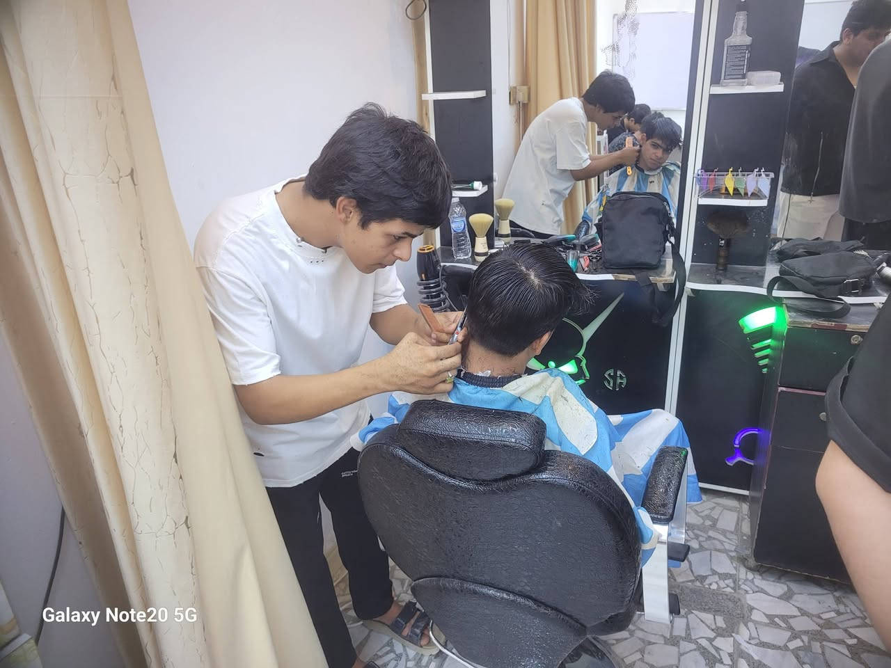 دوره حلاقه رجاليه مده مفتوحه لحد ماتصير حلاق ب150الف تطبيق نضري وعملي الزعفرانيه شقق سعيده مقابيل المنتزه خلف جامع الاحبه .ايهاب الحلاق ***********
