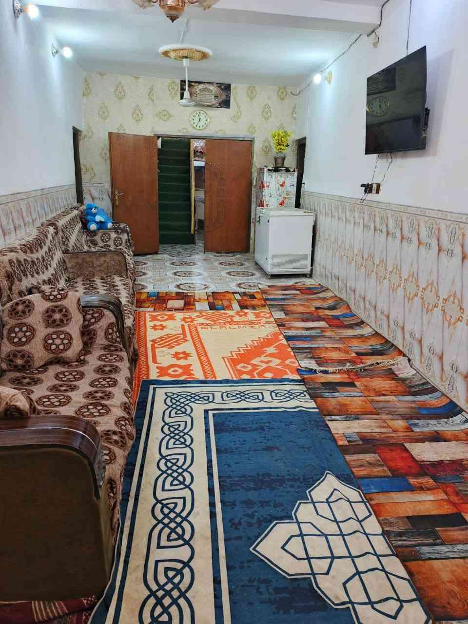 دار للبيع مساحه 276 متر طابو صرف هاشميه حي الباقر خلف معمل النشأ قرب شركة الأتحاد سقف عكاده يحتوي على ستقبال طول 12متر عرض 4ونص المطبخ طول 5×4 الصاله الطول 9×4 يحتوي الطابق الأرضي غرفتين 5×4 وغرفه صغيره 3×3 سطح يحتوي على غرفه 5×4 ومخزن جينكو حمامات داخليه وخارجيه واجهة الدار تحتوي على محل اللأستفسار *********** واتساب فقط.
