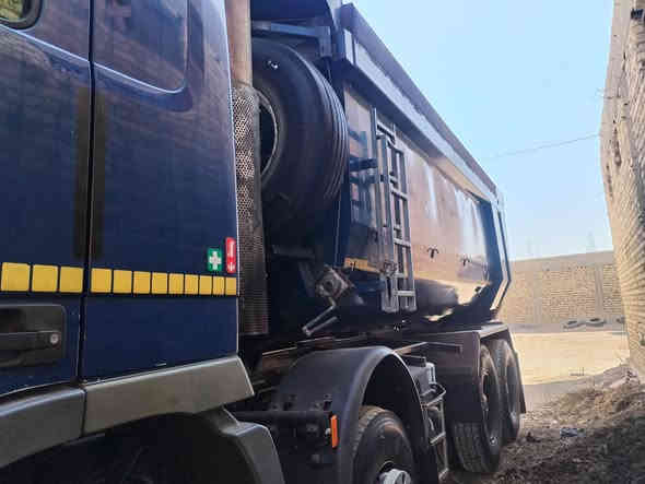 السلام عليكم للبيع موديل 2007مسجله قاطره ومقطوره هزه جديده سنويه ل2031 ايطاليه بااسمي تخم تاير جاهزه للعمل ما ناقصهه اي شي العنوان الديوانيه الحمزه الشرقي  ***********
