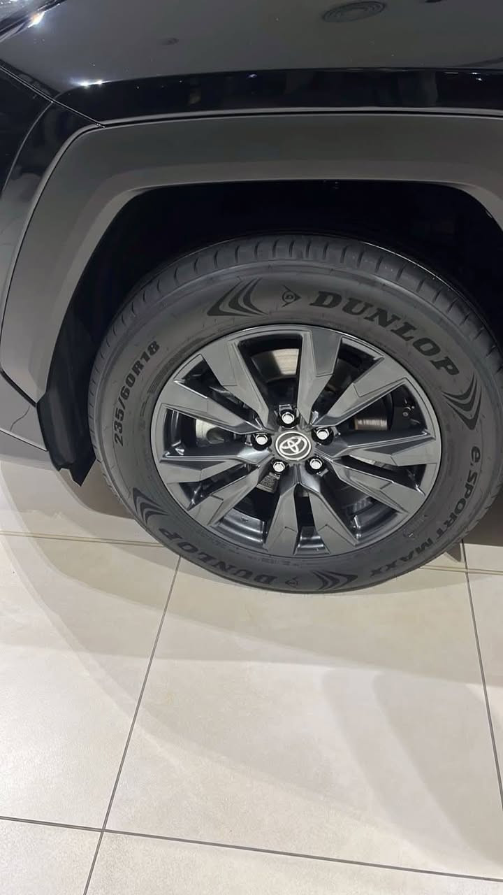 وكالة 2026 – RAV4 SAS
مو بس تحديث… ثورة حقيقية بالسيارة!
🔹 التقنية والتواصل
راف فور 2026 تجي بتقنية متقدمة تبين من أول قياده:
شاشة ترفيه كبيرة لحد 12.9 إنچ
شاشة عدادات رقمية 12.3 إنچ
واجهة استخدام سريعة وسهلة
أوامر صوتية ذكية Hey Toyota تفهمك أسرع
ربط لاسلكي مع Apple CarPlay & Android Auto
تسجيل فيديو مباشر من السيارة 
(Drive Recorder)
📌 شنو الجديد؟
نظام تشغيل جديد Arene يسمح بتحديثات مستقبلية للسيارة بدون مراجعة الوكالة.
⚡ نظام الدفع والأداء
راف فور 2026 صارت هايبرد بالكامل:
استهلاك بنزين أقل وأداء أنعم
دفع أمامي أو رباعي AWD حسب الفئة
قوة محسّنة بالمحركات الهجينة
فئة PHEV بقوة توصل تقريبًا 320 حصان
إمكانية القيادة بالكهرباء فقط لمسافات يومية
📌 التطوّر
بطارية أكبر، مدى أطول
🛡️ الأمان ومساعدة السائق
كل موديلات 2026 تجي مزودة بأحدث حزمة:
Toyota Safety Sense 4.0 وتشمل:
كشف السيارات والمخاطر من الجوانب
مراقبة المسار والبقاء داخله
مساعد القيادة بالزحام Traffic Jam Assist
أنظمة ذكية تساعدك قبل وأثناء السواقة
📌 قيادة أسهل، وأمان أعلى بكل الظروف.
🛋️ الراحة والمساحة
مساحة داخلية أوسع
مواد داخلية محسّنة وجودة أعلى
مقاعد مريحة للسفر الطويل
تكييف قوي وعملي
شنطة خلفية أكبر مع قابلية طي المقاعد للاستفادة القصوى من المساحة
📌 تفاصيل إضافية
نظام ترفيه سريع
منافذ USB-C متعددة
شحن لاسلكي للجوال
أنظمة صوت فخمة ببعض الفئات


**إذا كنت صاحب هذا الإعلان وتريد حذفه لأي سبب، رجاءا أرسل رسالة إلى الدعم الفني**