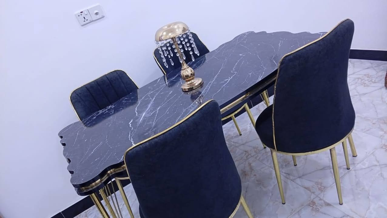 ميز طعام للبيع مع اربع كراسي سعر مناسب البيع بسبب عدم توفر المساحه السعر ١٧٥ مع مجال ت ***********
