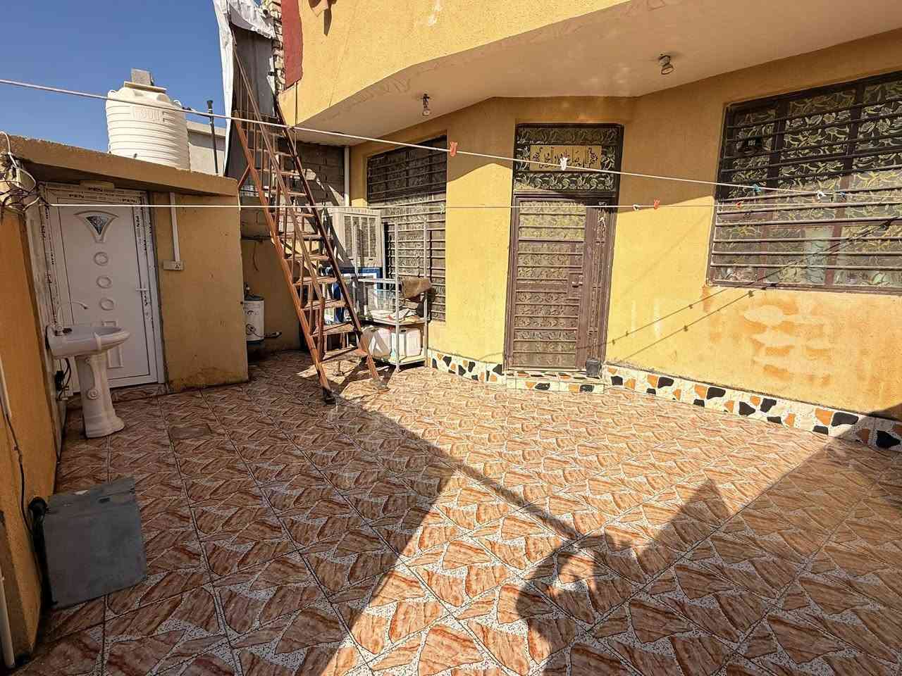 سلام عليكم (دار للبيع)
١٧٥متر طابقين/الطابق الأول طرمه جبيره استقبال ومطبخ وصاله +غرفتين نوم أرضيت البيت كلها سيراميك والسكف صب كونكريت كامل مكمل مابي نقص 
الطابق الثاني درج خارجي بطرمه وهم بي صاله ومطبخ +غرفتين بس سكف ساندوش 
البيت طابو زراعي 
العنوان 🏫الصويره بدايه تقاطع المطار يبعد عن الشارع العام 🛣️٥٠متر
خلف فرن صمون حجي عيسى الخفاجي مباشرة  
خلف اسواق حجي عامر 
للاستفسار اتصال 📱 ***********
📲*********** محمد
