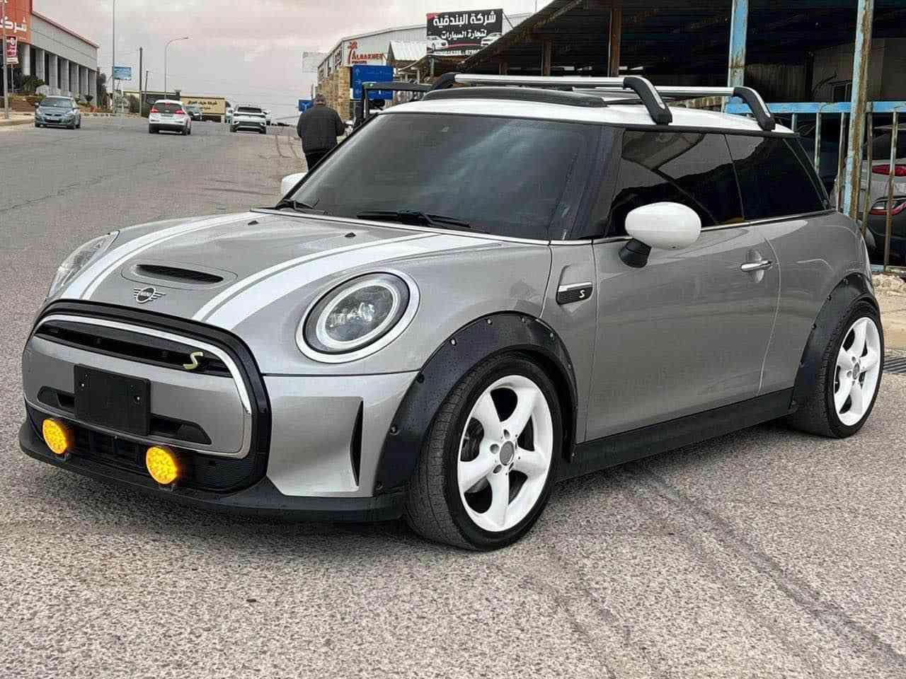 Mini Cooper 
سيارة موديل 2023 
فول فول موصفات 
كهرباء السيارة شحن 
سيارة كلش حلوة ونظيفة 
سعرها هم كلش زين الي يحب 
يتواصل ويايه 
*********** بغداد, العراق
