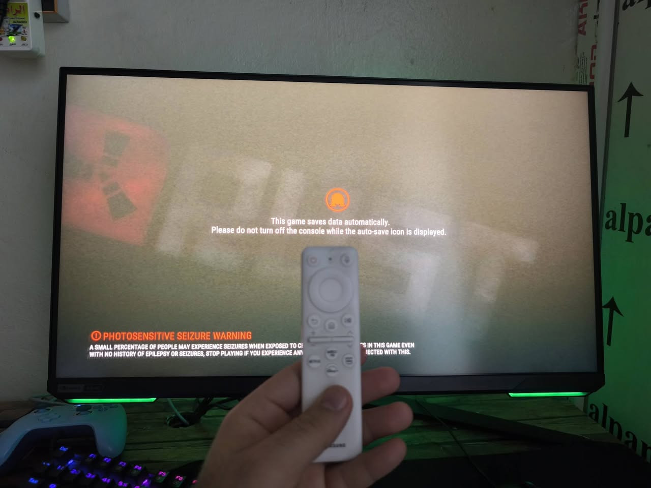 شاشة سامسونج Odyssey G7 G70B 4K هي شاشة ألعاب متميزة مقاس 28  بوصة بتقنية IPS، توفر دقة 4K فائقة الوضوح (3840x2160)، معدل تحديث 144 هرتز، ووقت استجابة سريع 1 مللي ثانية (GtG). تدعم المزامنة التكيفية (FreeSync Premium Pro/G-Sync) وHDR400، مع إمكانيات ذكية مدمجة مثل Wi-Fi و Bluetooth، مما يجعلها مثالية لمنصات الألعاب الحديثة..
أبرز المواصفات الفنية:

حجم الشاشة: 28 بوصة 

نوع اللوحة: IPS مع تقنية QLED لألوان دقيقة.

الدقة: 4K UHD (3840 x 2160).

معدل التحديث: 144 هرتز.

زمن الاستجابة: 1 مللي ثانية (GtG).

المنافذ: HDMI 2.1 (مثالي لـ PS5/Xbox Series X)، منفذ DisplayPort، وموزع USB.

الميزات الذكية: نظام تشغيل سامسونج الذكي (Smart TV apps)، Wi-Fi، Bluetooth، ودعم المساعد الصوتي.

الإضاءة: إضاءة خلفية CoreSync تعكس ألوان اللعبة على الحائط.

التباين: 1000:1 (نموذجي). 

تعتبر الشاشة خيارًا ممتازًا لألعاب الكونسول والحاسوب، حيث توفر دقة عالية وسلاسة فائقة، مع أداء مستقر بفضل لوحة IPS وزمن الاستجابة 

للبيع السعر ٥٠٠ الف قفل او مراوس ب اكس بوكس سريس اكس مع فرق


**إذا كنت صاحب هذا الإعلان وتريد حذفه لأي سبب، رجاءا أرسل رسالة إلى الدعم الفني**