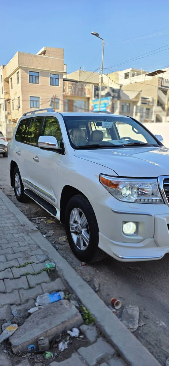 السلام عليكم لاندكروز ٢٠١٤  بريم  اصل رقم بغداد باسمي تحويل مباشر السياره 6 سلندر محرك 4000 GXR سياره معروفه مواصفات البريم سياره بيها الجاملغ الامامي جهة اليمين مصبوغ بمكانه لافتح ولا معجون  ولا ضربه انشخط وانصبغ وبيها بارد بلباب الورى جهة اليمين فقط كير محرك كفاله ممفتوحات السياره ماشية 155  السعر  اتصل عرقم وبيك خير وتدلل *********** مكان السياره بغداد
