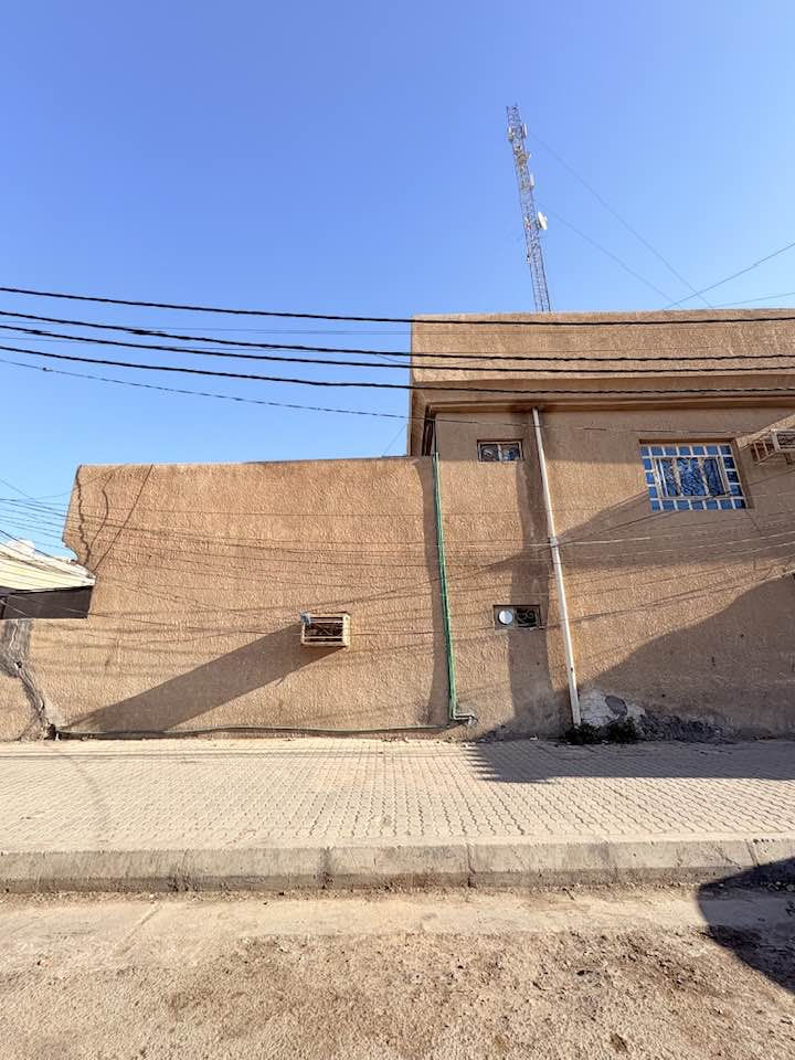 سلام عليكم دار للبيع في كربلاء مساحة ٢٠٠م 
ركن البيت تجاري مع محلات ثنين تجارية 
حي الحر 
للاستفسار الاتصال ***********-***********
