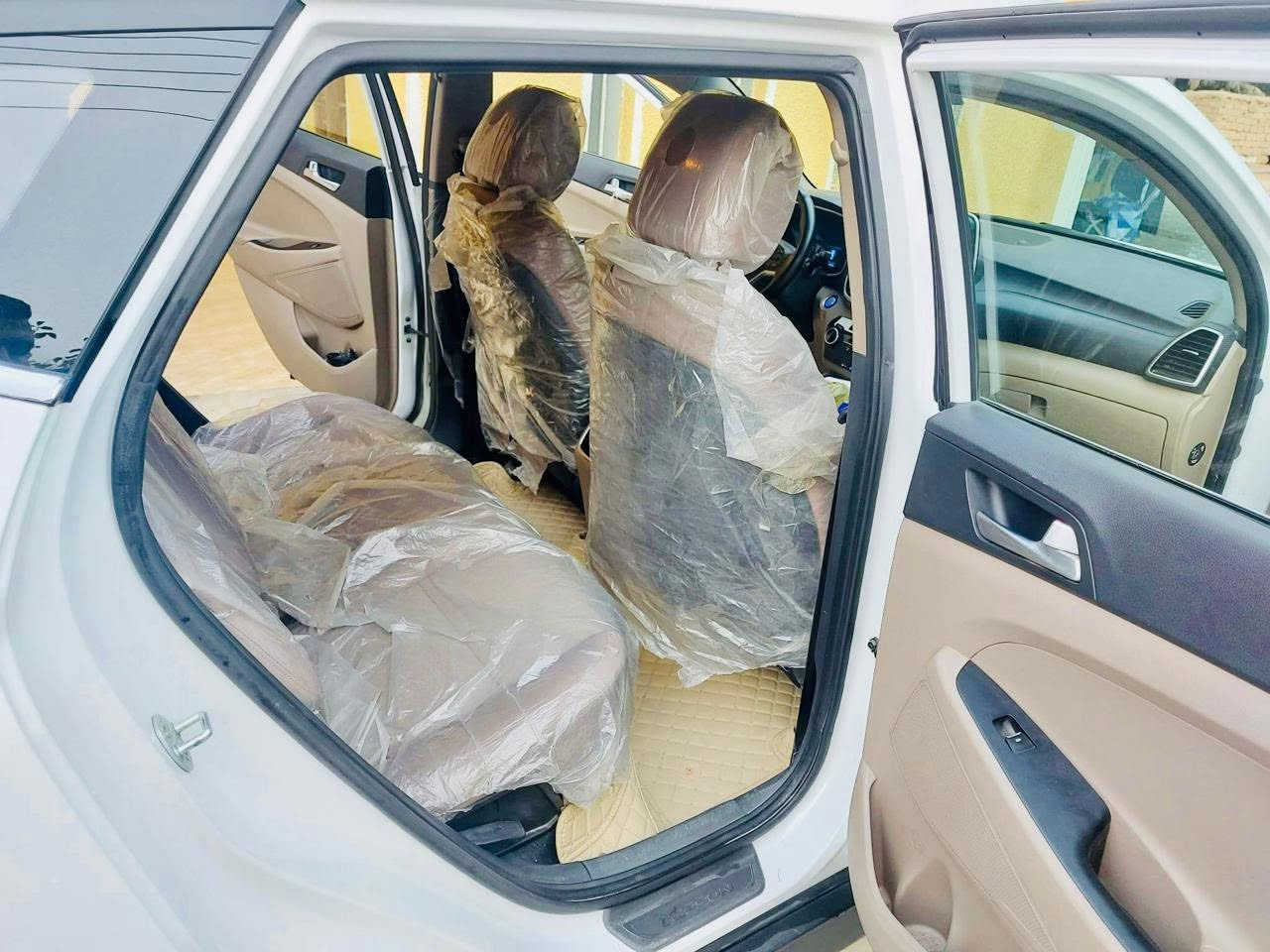 سيارة توسان 2020 خليجي 
رقم سليمانية 
ماشية 102 الف 
مكفولة كفالة عامة ماعدا طخة بسيطة بالدعامية الخلفية 
السعر 200$ 
العنوان قرب بسماية 
الرقم ***********
