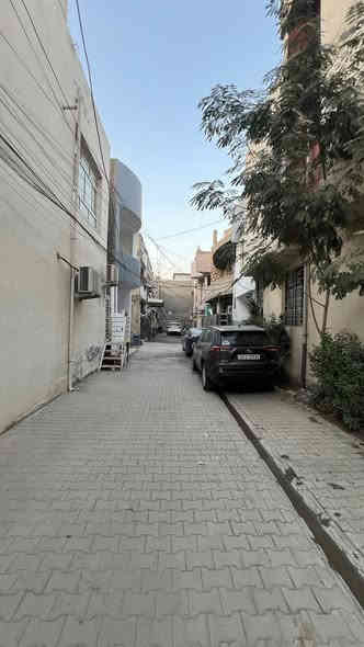 السلام عليكم… 
دار للبيع زراعي سند 25 
المساحة 77 م واقع حال 82 م واجهة 5.30 نرال 14.5 
بناء حديث 2020
🟢يحتوي الطابق الارضي: /صالة + مطبخ + غزفة نوم  وخدمات 
🟢الطابق الاول: /2 غرف نوم مع خدمات 
🟢الطابق الثاني :/بيتونة كبيرة مع سطحين 
العنوان: سبع ابكار مقابل مدخل سوق السمكة فرع خدمات سبع ابكار لغسل السيارات 
يبعد عن الشارع العام مسافة كم متر داخل قيصرية 6 م
السعر   225 
للاستفسار ..
***********
