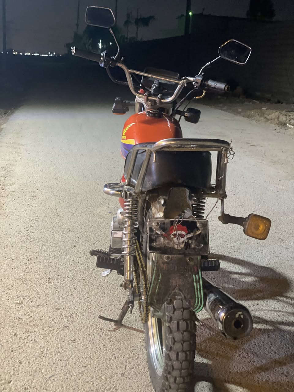 دراجة سونك 5 كير لدراجة مكفولة كفالة عامة  كلشي بيهة نضيف ولدراجة امكمركة ومنة فيست ووراق ال كل كاملة تأخذها كبل لترقيم نكرة سلف 
السعر 375 
العنوان :بغداد الشعب بوب الشام 
الرقم :***********
