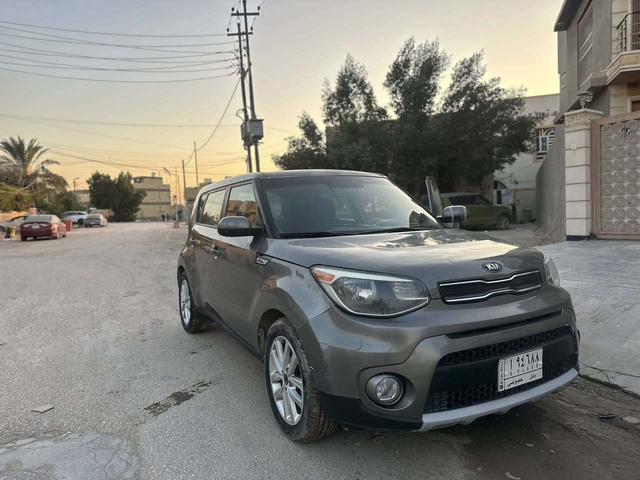 ً
السلام عليكم 

كيا صول للبيع واود امريكي  لون رصاصي رمادي 
موديل 20217 
سعة المحرك 2000 JDI 
ماشيه :71 الف تقريباً 
السياره جاهزة من كلشي كير ومحرك وتبريد 
بيها ملاحظات بسيطه 
مع كاعيات اصليه مال شركه kia
   مواصفات:
تحكمات ستيرن 
مثبت سرعه 
شاشة لمس 
كامره دواره 
نظام ايكو سبورت 

السعر :128 ورقه و بيها مجال 
مكان السيارة بابل البكرلي العبوديه 
للاستفسار :
***********
