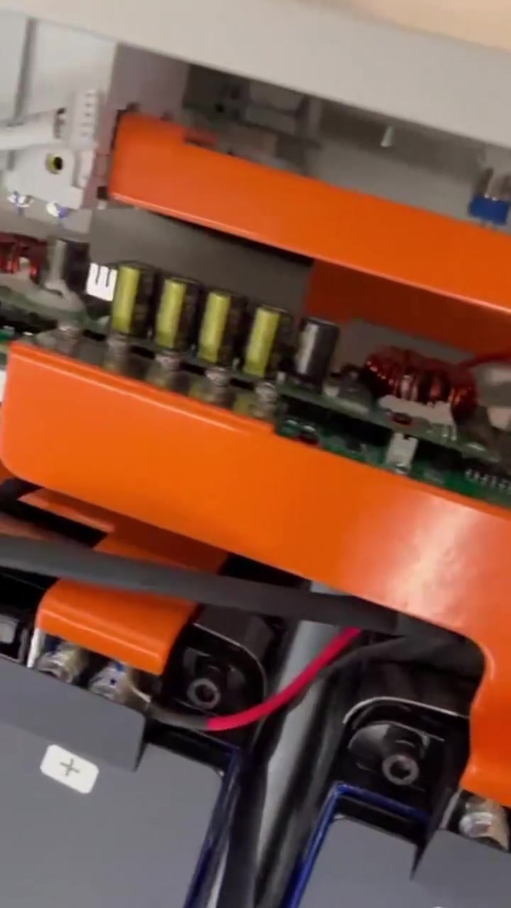 داخل بطارياتنا TopVESS 
خلايا EVE mb31 
300Ah
BMS تطوير الشركة الأم 
للحجز والاستفسار 
***********
