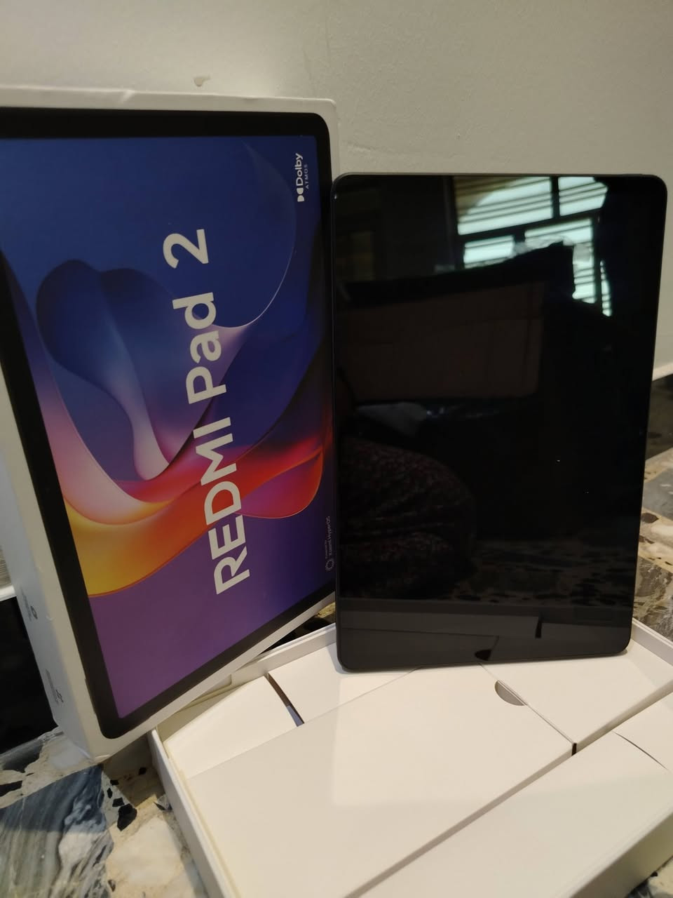 جهاز لوحي Redmi Pad 2 من شاومي باللون الرمادي، يتميز بتصميم معدني أنيق.يحتوي على كاميرا خلفية بدقة 8 ميجابكسل وكاميرا أمامية بنفس الدقة.يعمل بمعالج MediaTek Helio G100-Ultra القوي وبطارية ضخمة بسعة 9000 مللي أمبير.
تاب ريدمي باد 2 الجديد بمواصفات عالية
ذاكرة 128 كيكا
ذاكرة العشوائية 4 كيكا
حجم الشاشة 11
90 هرتز
حجم البطارية 9000
السعر 175 وبي مجال 
مزود بشريحة اتصال ***********
