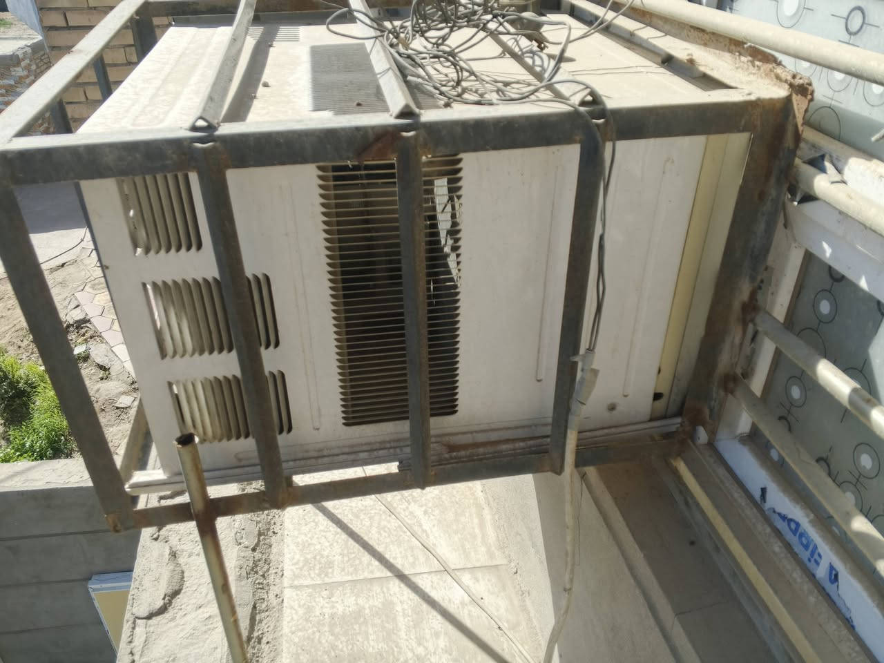 مكيف للبيع
نوعيه الحافظ 
مامستخدم هواي سعرة 400وبي مجال 
لاستفسار اتصال ***********
