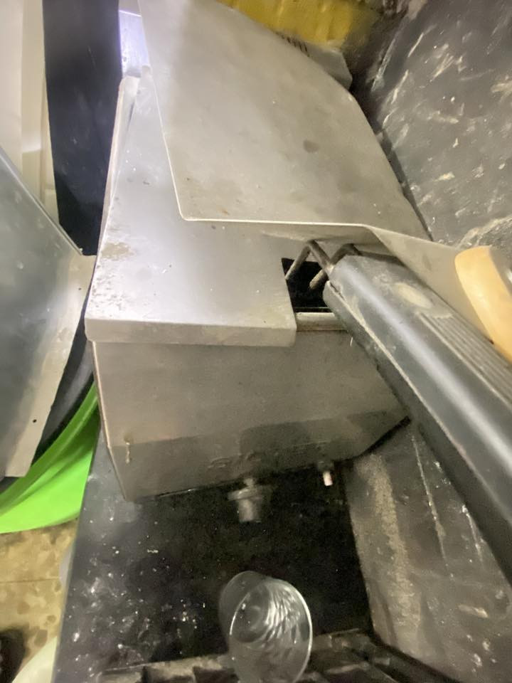 سلام عليكم غراض مطعم لبيع ***********
