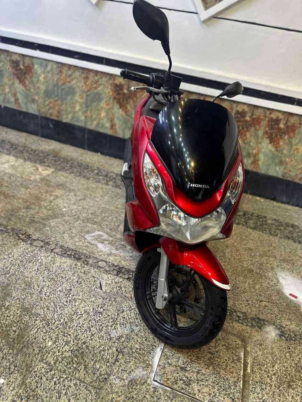 السلام عليكم pcx جيل اول دم الغزال كامله مكفوله كفاله عامه كفرات بلاديه ومكينه ناعمه 125 شلعه معدل تخبل فقط بيها شخوط خفيفه مال رمبه الدراجه تخبل ماشيه 30الف مامصفره جيب فيتر وافحص بلاديه سعرها 11ورقه للاستفسار ***********
