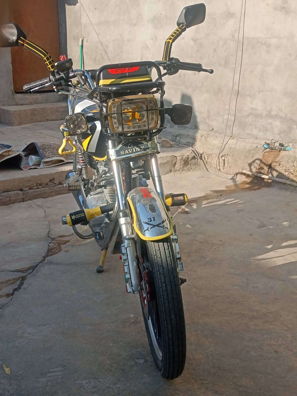سلام عليكم ماطور للبيع خمسه گير نضيف بعده بلايلون يشتغل بصنه وسويجات عدد 2محرك نضيف ممفتوح مكانه قرتبه 
رقم الهاتف***********
