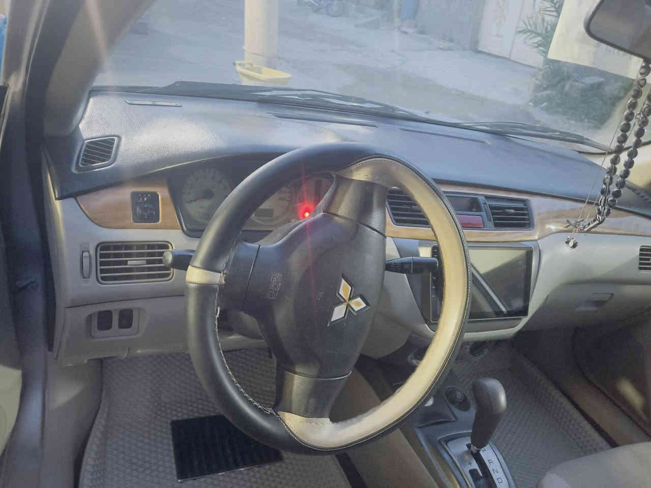 السلام عليكم اخوان عندي هذا اللانسر للبيع مواصفات
موديل 2010 
مكينه 1600
كير والمكينه ممتاز 
تبريد ممتاز 
دواخل بيجي مثل ماموضح بالصوره شاشه ئايبات كامره الكشنات كلها على وضع الشركه 
كهرباىيات كله شغاله بدون نقص 
السياره بأسمي ومشروع وطني 
التايرات حاله جيده 
يحتاج زوج تايرات خلفي 
سياره بيها 3 قطع صبغ بدون اي ضرر واشويه الهلالات بيها صبغ غير هذا مابيه ورغم هذا اني ابيع حزام صبغ 
اخوان اي واحد عاجبته السياره خلي يتأكد من المنشور يالله تخابرني 
السعر 75 $
المكان كلار 
الرقم *********** 
اجاوب بعد صلاة العصر
