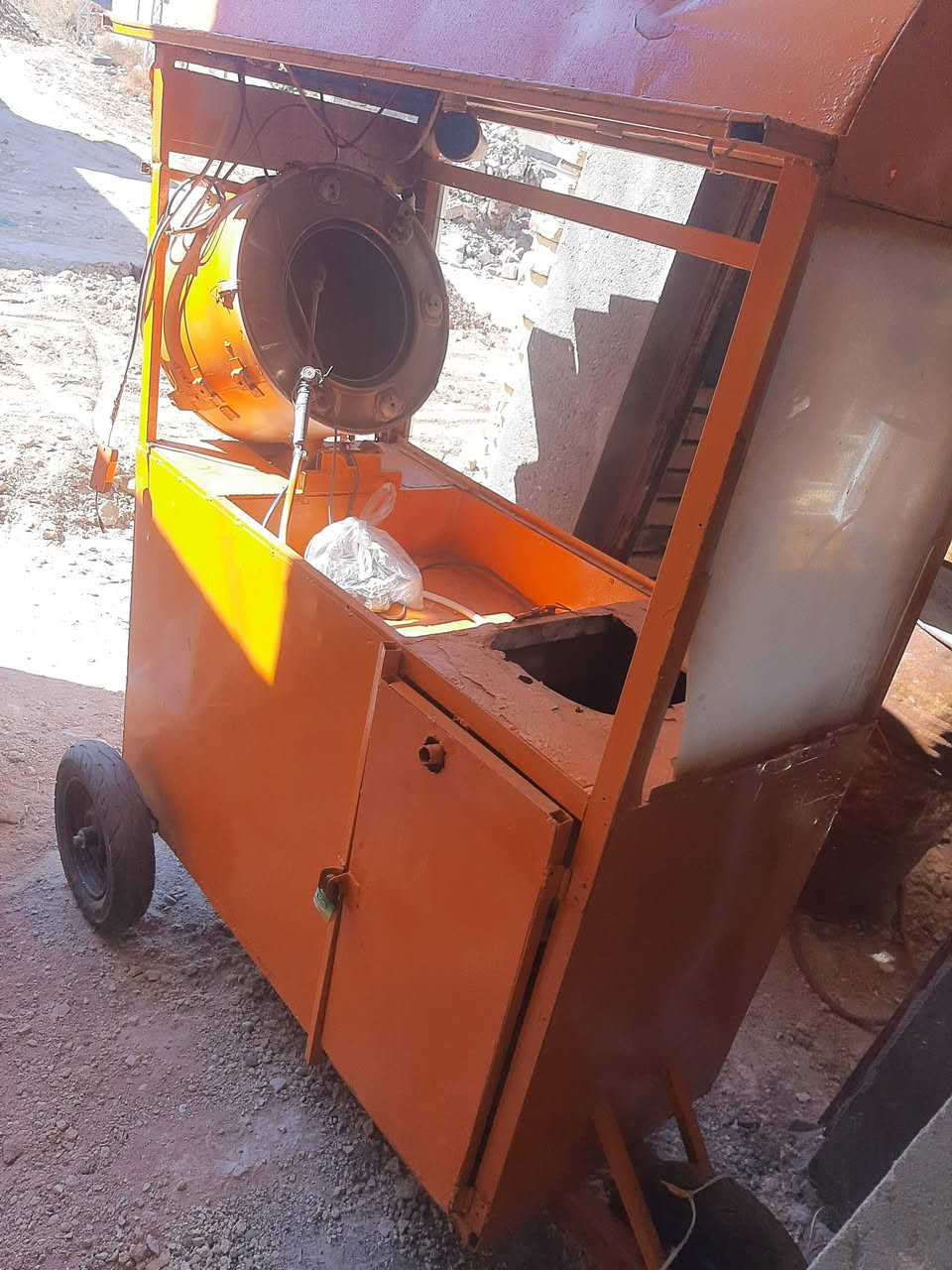 السلام عليكم اخوان 
عربانة حب الشمس حلوة مرتبه تايراتهة انظاف كهربايئات شغاله مثل ما تشوف كدامك للعلم تكدر تبيع بيه حب اولبلبي 
السعر     350
للاستفسار الاتصال على الرقم 

***********
