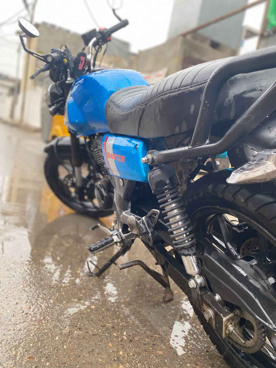 السلام عليكم دراجه دايوان لاتي 200cc موديل 2022شهر 8 ما ناقصها شي  جاهزه من كلشي دهن امزويل محدثه 2024 تاير خلفي جديد ما صارله هواي دسكات خلفي جدد عمبار خلفي جديد الدراجه ما ناقصها شي وخير من الله عنوان بغداد /العبيدي /***********
السعر 2350
