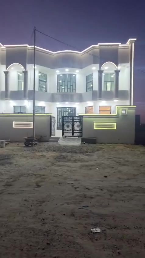 بسم الله إعلان بيت للبيع عدد ٢ الرمادي ال٥كيلو نزلت جامع التقوى الشراع خلف محلات سعد البيلاوي تبعد عن شارع العام ١٥٠متر المساحه الكليه للبيتين ٢٥٠متر ركن كل بيت مساحه ١١٢ونص الوجه البيت ١٢ونص نزال ١٠متر طابو صرف تحويل مباشر عرض الشارع ١٥متر كل بيت ٢طابق يحتوي الدار على ٣غرف نوم استقبال مطبخ حمام عدد ٢ لكل بيت نوع البناء حجر الطابق الاول الثاني بلوك أستفسار أكثر ***********
