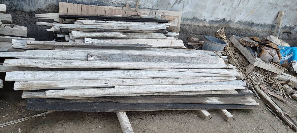 السلام عليكم من رخصة الادمن قالب للبيع ورگ اربعة متر واحد متر وورگ من متر ل مترين ونص وسيور مقاصير مكاني البصرة السعر مليون التواصل على الرقم ***********
