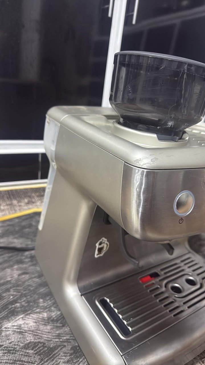 سلام عليكم 
Breville barista max
58mm
نظافة 90‎%‎ استخدام شخصي
ضررها فقط قاعدة الهبر مال المطحنه مكسور يحتاج تبديل

ملحقاتها :

بورتفلتر مكشوف 
بورتفلتر مصبين 
تامبر كبس نوع ثقيل 
باك سكرين


**إذا كنت صاحب هذا الإعلان وتريد حذفه لأي سبب، رجاءا أرسل رسالة إلى الدعم الفني**