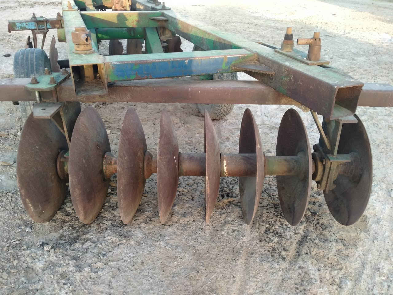 دسك البيع حجم 16نضيف جاهز العمل مكان كوت قظاء الأحرار ***********
