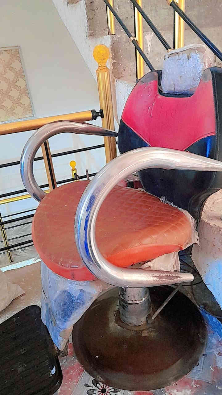 السلام عليكم كرسي حلاقة للبيع كله شغال فقط خشبة الظهر مكسوره السعر قفل (50) الف
***********

