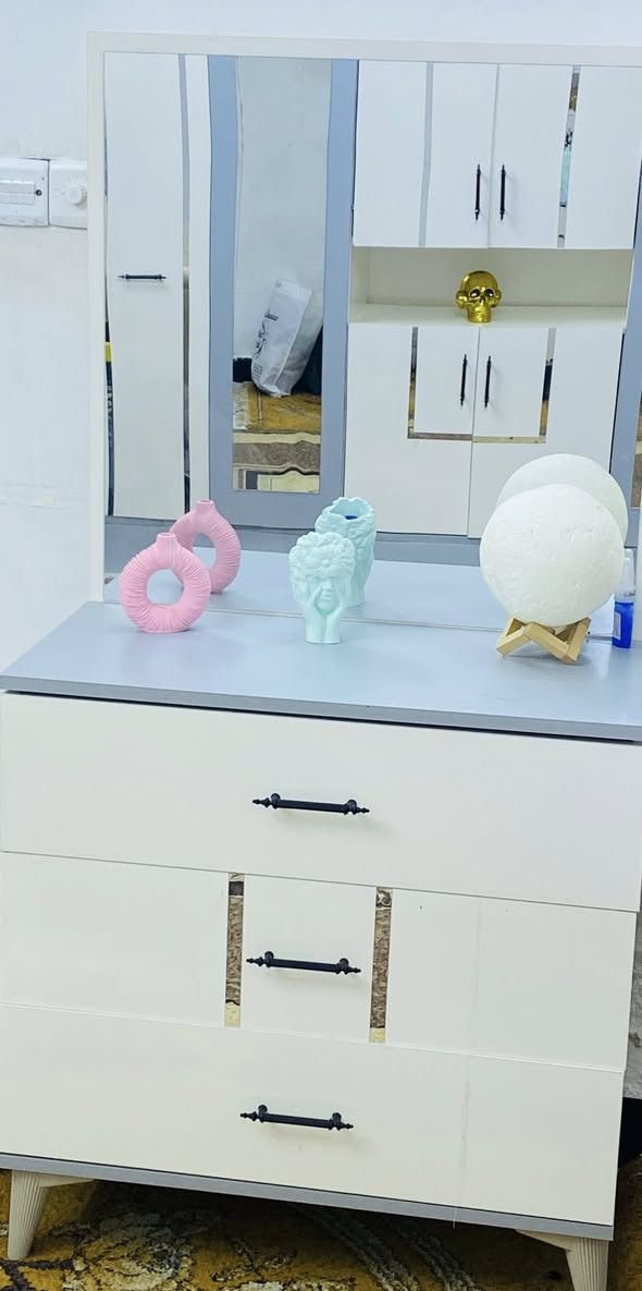 غرفه تركيه للبيع صار ٩ اشهر من اخذتها تتكون من ميز تواليت وكنتور وكومديات عدد ٢ وطابوريه وراس عالي فقط بدون ناصي وبدون جربايه والميز تواليت اول مجر  يرادله سجه فقط للبيع السعر 250 وهذا رقمي *********** بغداد الامين الثانيه
