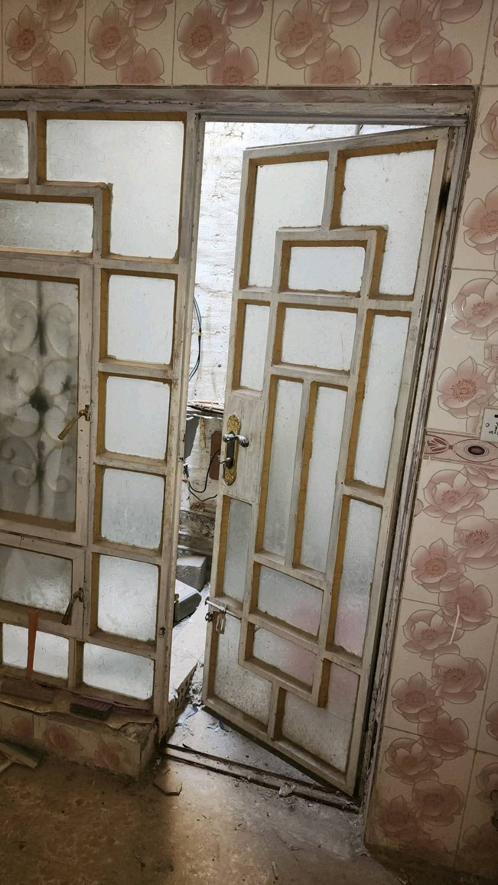 السلام عليكم بيت للبيع منطقة ابوغريب منطقى حي الصديق عرب جلوب يصحوله البيت في بدايه شارع20 التجاري يعني على شارع قرب مطعم القلعه بصف وكيل الطحين مساحه البيت 100 متر قاطين يتكون من صاله ومطبخ وحولي وغرفه نوم وتركين  القاط الثاني غرفه كبيره مع مخزن في السطح الاول البيت بناء بلوك 
