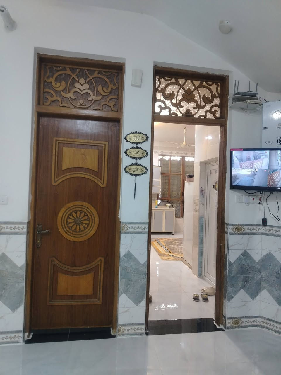 بيت للبيع 200م حي النهضه الثالثه خلف جامع شاكر هندس مباشرتا طابقين غرفتين وصاله ومطبخ واستقبال الطابق الثاني ٤ غرف نوم وصاله وصحيات الطابق الثالث صاله وبيتونه البناء طابوك السكف مسلح بيت جديد مطلوب مبادره ٥٥ مليون الشهر٢٨٥ للاستفسار الاتصال على الرقم *********** او مراجعه مكتب على الفتلاوي للعقار حي العسكري قرب جامع زين العابدين
