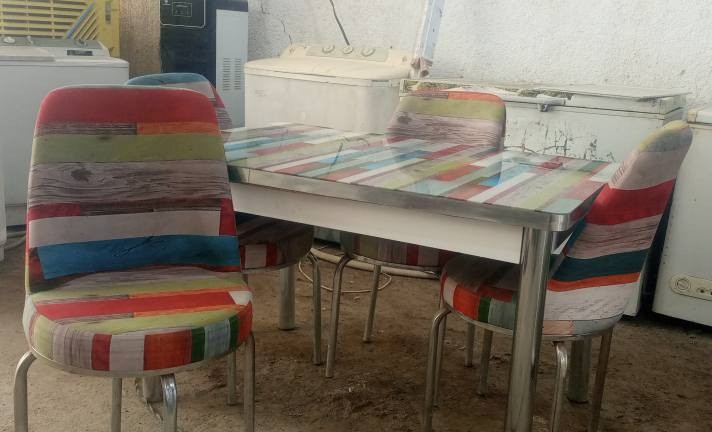 ميز طعام اربع كراسي للبيع
النضافة عالية جداً 
اربع نفرات مستخدم قليل بسعر مناسب جدا
مكاني قضاء الحي 
للاستفسار واتساب او الاتصال 
***********
