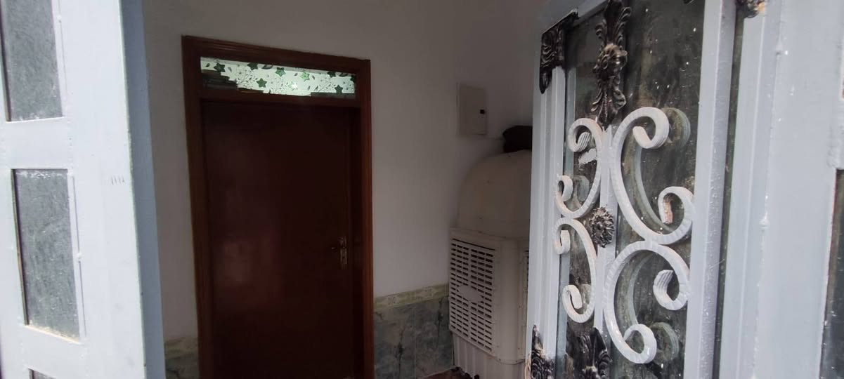 دار للبيع مساحه 315م معه مشتمل منفصل 55م
جنس الارض طابو زراعي اقرار محكمه.... الواجهيه 11 م . . . لباقي نزال .... 
الشارع الرئيسي 35 م 
خدمات ماء... مجاري... كهرباء... تبليط على شارع الرئيسي 
يحتوي الدار على
1. استقبال 7×4
2.مطبخ 6×4.5
3. صاله 10×4
4.غرفه 4×4
5غرفه 6×4 +ملحقه 
6.صحيات 4
  
يحتوي المشتمل على
1.صاله 3×6
2.غرفه 3.5×6
3.مطبخ 3×4
4.حمام 

العنوان كربلاء المقدسة  خلف مجمع العتبه العباسيه وخلف شركه نور الكفيل 
تبعد عن طريق يا حسين 600م
تصلح حسينيه أو دار +مشتمل سكني 
***********
***********
