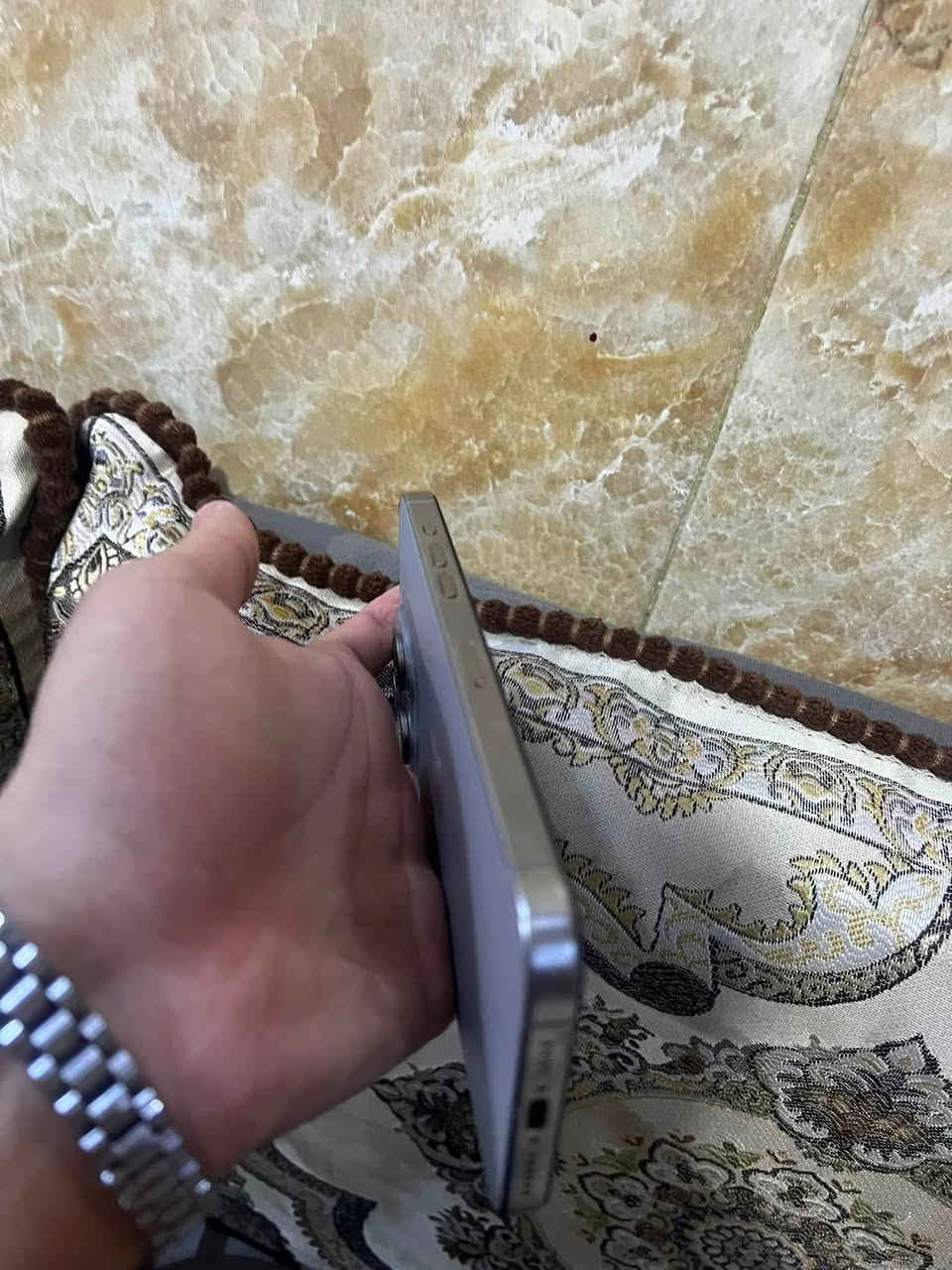 15برو ماكس 
اللون تيتانيوم 🩶 
شرق اوسط 
ذاكره 256
مبدل بطاريه 100
مبدل شاشه نوعيه حلوه والفيس ايدي شغال 
عنواني البصره القبله 
لسعر 650
***********
