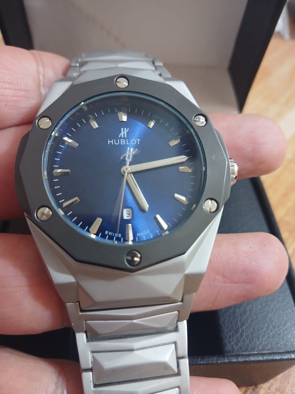 ساعه باله هابلوت  طلعتلي بهذا الشكل مع علبته الاصليه  السعر 35 الف مع التوصيل بالعافيه الي ياخذها 
متوفره قطعه وحده فقط
مواصفات الساعة
المينا: بلون أزرق داكن (Navy Blue) مع تصميم بسيط وعقارب فضية
الكتابه بالضهر حفر 
وزن ثقيل 
الهيكل والسوار: مصنوعان من الفولاذ المقاوم للصدأ (Stainless Steel) مع تصميم "قص الألماس" (Diamond Cut) الذي يمنح السوار مظهراً مضلعاً فريداً.
الحركة: تعمل غالباً بنظام الكوارتز (Quartz Movement) وتتضمن نافذة لعرض التاريخ عند الرقم 6.


**إذا كنت صاحب هذا الإعلان وتريد حذفه لأي سبب، رجاءا أرسل رسالة إلى الدعم الفني**