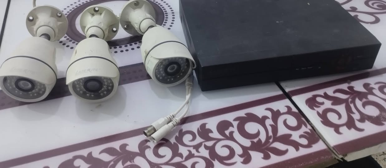 السلام عليكم ورحمة الله وبركاتة كامرات عدد 4وجهاز فقط 
السعر 45بغداد جسر ديالة ***********
