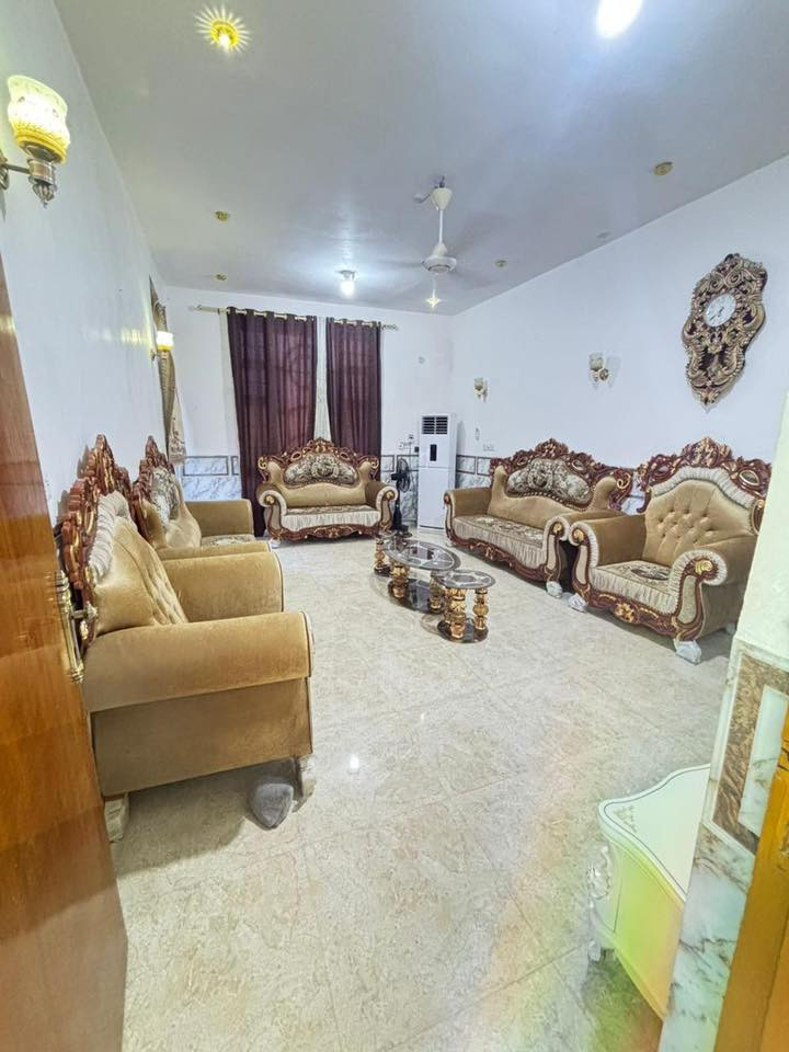 السلام عليكم
دار سكن للبيع في منطقة الخاجية شارع القسم البلدي
السعر 350 وبي مجال
 المساحة 200 متر الواجهة 10*20
الدار مشيدة في عام 2018 عرض الشارع 20 
الدار طابقين :
الطابق الاول استقبال ،هول ومطبخ وغرفتين نوم وصحيات 
الطابق الثاني غرفتين نوم وصحيات وسطح .

للمزيد من التفاصيل اتصال على الرقم :
0780 554 9597
