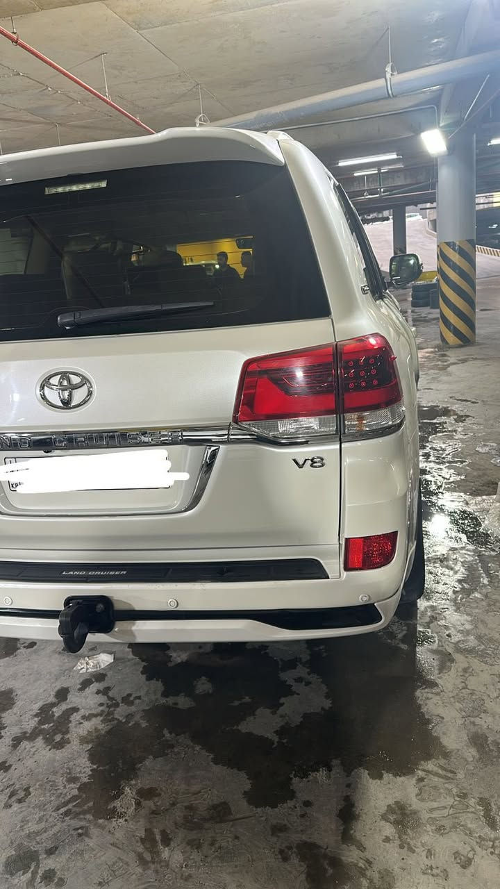 سلام عليكم 
لاندكروزر
موديل2017
محرك8 سلندر4600
مواصفاتها فتحت سقف شاشه داخل جديد سياره بيها بارد قليل جديده وحلوه 
والسعر47 وبيها مجال مكان السياره بغداد السيديه 
للاستفسار اتصل ع رقم***********
