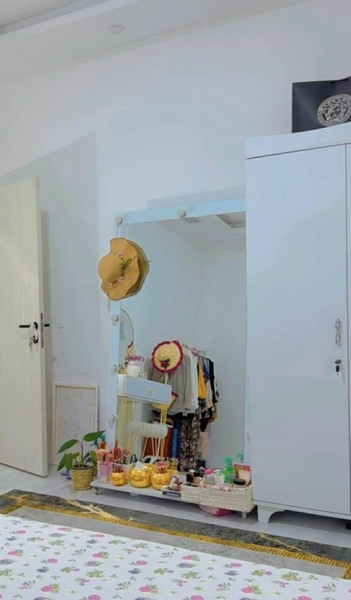 سڵاو🦋
ئەم ئاوێنەی باڵایە بۆ فرۆشتن🌟
دەستكردە🌟
قیاسی🌟
١٨٠ سم بەرزی🌟
١م پانی🌟
مەوادی mdf
تۆكمەیە هەموو گلۆپەکانی ئیش ئەکات🌟
چوار تایەی لە ژێرە بە ئاسانی 🌟هاتووچۆی پێ ئەكەیت🌟
١٢٠ هەزاری پێ دراوە🌟
ئەدرێتەوە بە🌟
٨٠ هەزار و معامەلە🌟
پارێزگای هەڵەبجە📍


**إذا كنت صاحب هذا الإعلان وتريد حذفه لأي سبب، رجاءا أرسل رسالة إلى الدعم الفني**