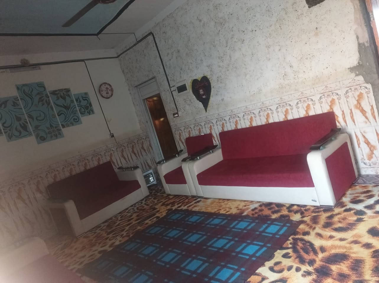 السلام عليكم 
بيت البيع 
مساحته //200 متر 
البناء // بلوك سكف عكاده 
يحتوي البيت على
استقبل جديد مسوينه باقي بس الاثاث مثل مااوضح بل فيديو 
غرفتين 2 وحده منهن نظام سويت 
مطبخ 
صاله 
ممر خلف البيت 
مجمع صحيات خارجي
السعرررر بلاششش // 38 وبي مجال الشراي  
العنوان // الحمزه الغربي مدينه مهدي عاگول 
استفسار اكثر اتصل على رقم بيك خير وتدلل 
رقم الهاتف ***********
