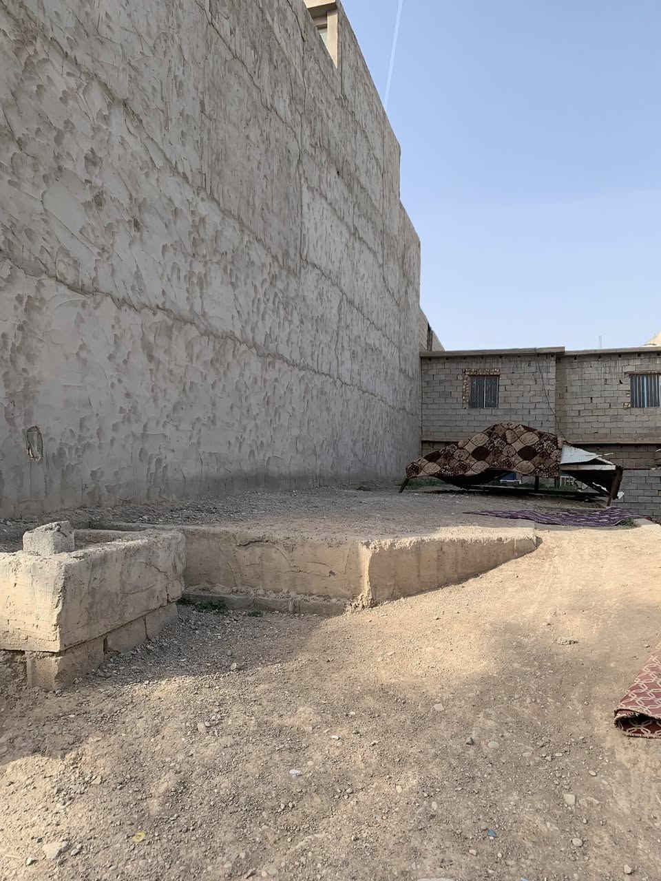 قطعه ارض مبنيه بتلو كاطون رازي قرب شارع ابو رباح 
المساحه ١٠٠ متر رقم : ***********
