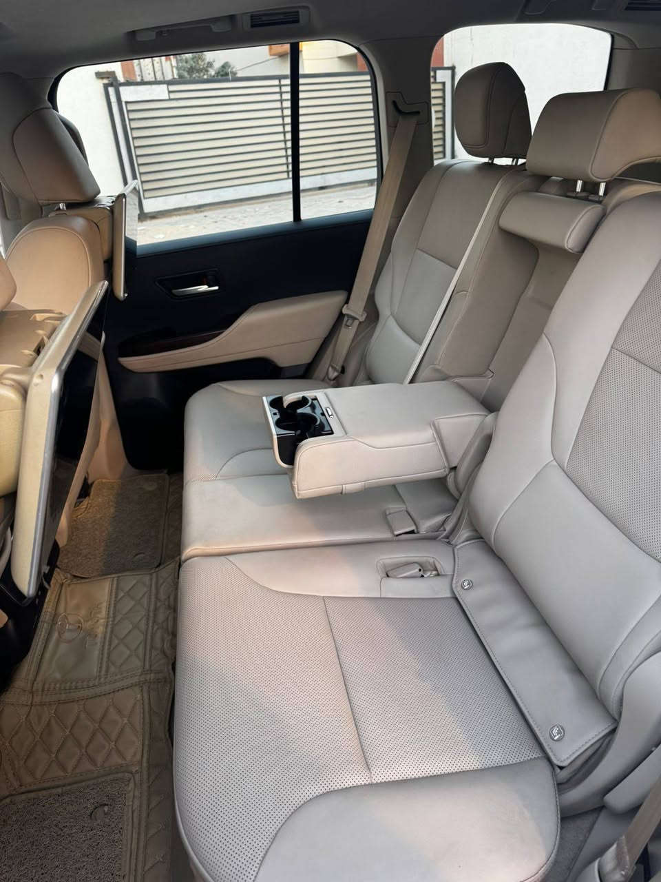 لاندكروز جكسار 2022 رقم اربيل باسم شركة
فول مواصفات تنفس طبيعي  كشنات كهربائيه 
باب خلفي كهربائي السعر 630ورقة وبيه مجال 
مكان السيارة بصرة  ***********
