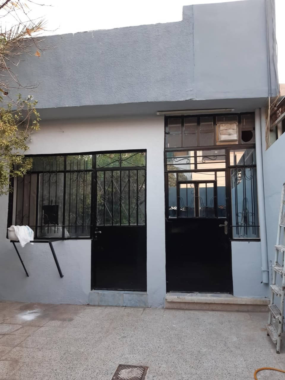 بيت للبيع
مثل ماواضح بالصوره
المكان موصل جانب الايسر حي المعلمين
طابق واحد 116 متر شروق تام  يتكون من غرفة نوم وهول واستقبال ومطبخ السعر ب116 للاستفسار اتصال عالرقم
***********
