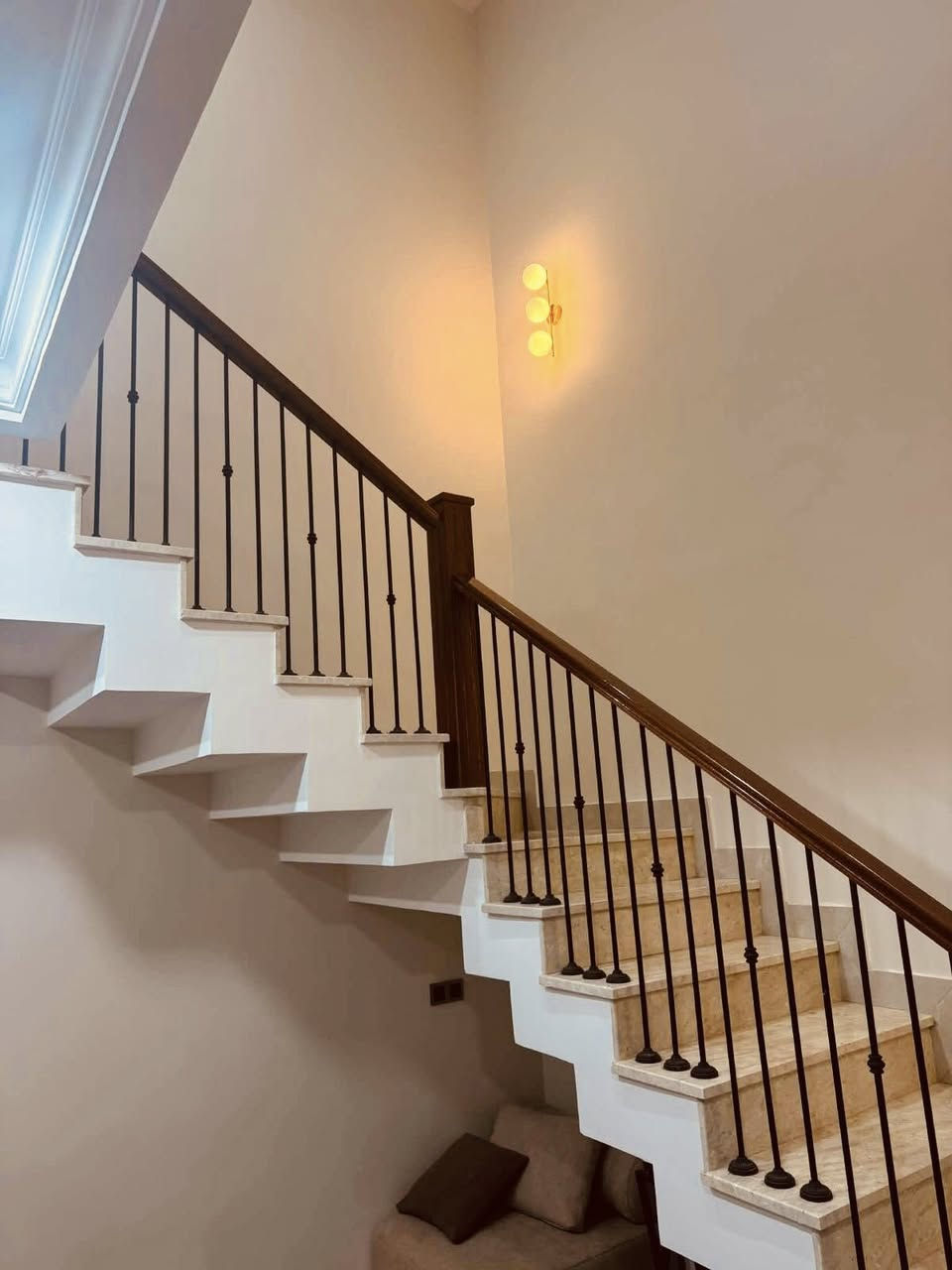 محجر درج مزدوج حديد وخشب
الخشب المستخدم في العمل جاوي ماليزي 
اما بالنسبه للحديد تركي المنشأ 
التصميم هادئ ومريح للعين حسب طلب الزبون 

للتواصل :***********
