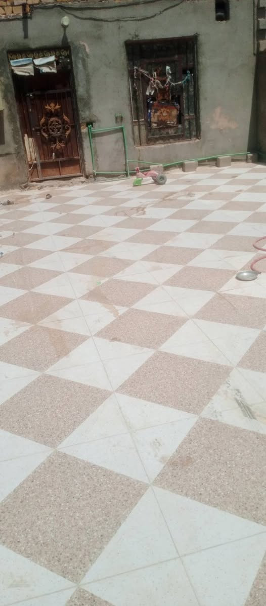السلام عليكم
بيت للبيع
قريب على شارع اثلاثين من جيهة شيخ شبيب
2غرف 3.5×5

صاله10×4+ممر2.5×3

مطبخ3.5×3.5

ديوانيه..3.5×12.5

طارمه 15×6

صحيات اثنين

كل البيت سيراميك 

السعر 60وبيه مجال بسيط 

***********
