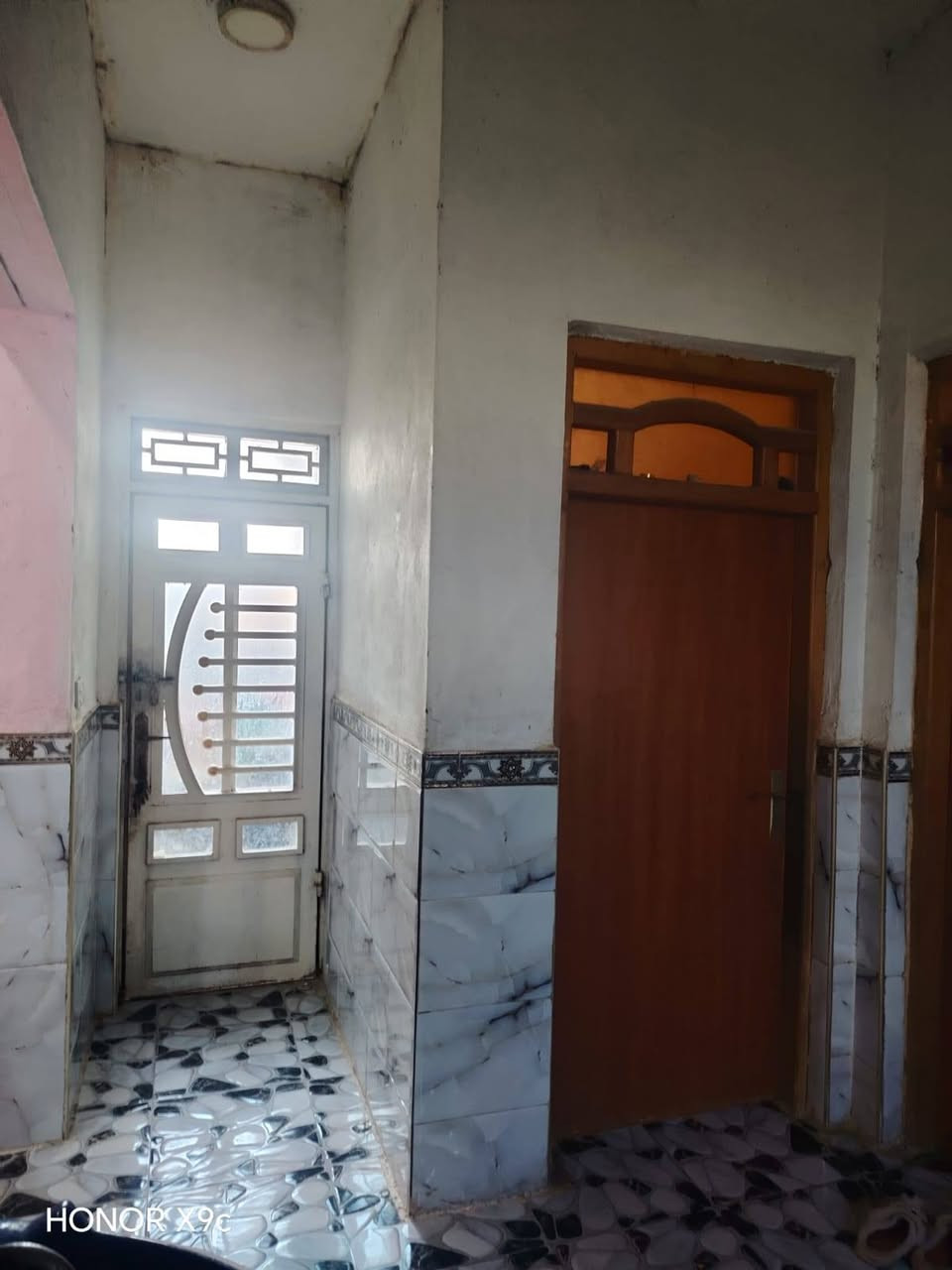 بيت للبيع الموقع حي الموضفين قريب ع السايدين الجديدة المساحة 200متر البيت يحتوي ع 4 غرف 2 جوة و2فوك صحيات فوك وجوة متوفرة خدمات كافة تبليط وكهرباء ومجاري للأستفسار ***********.
