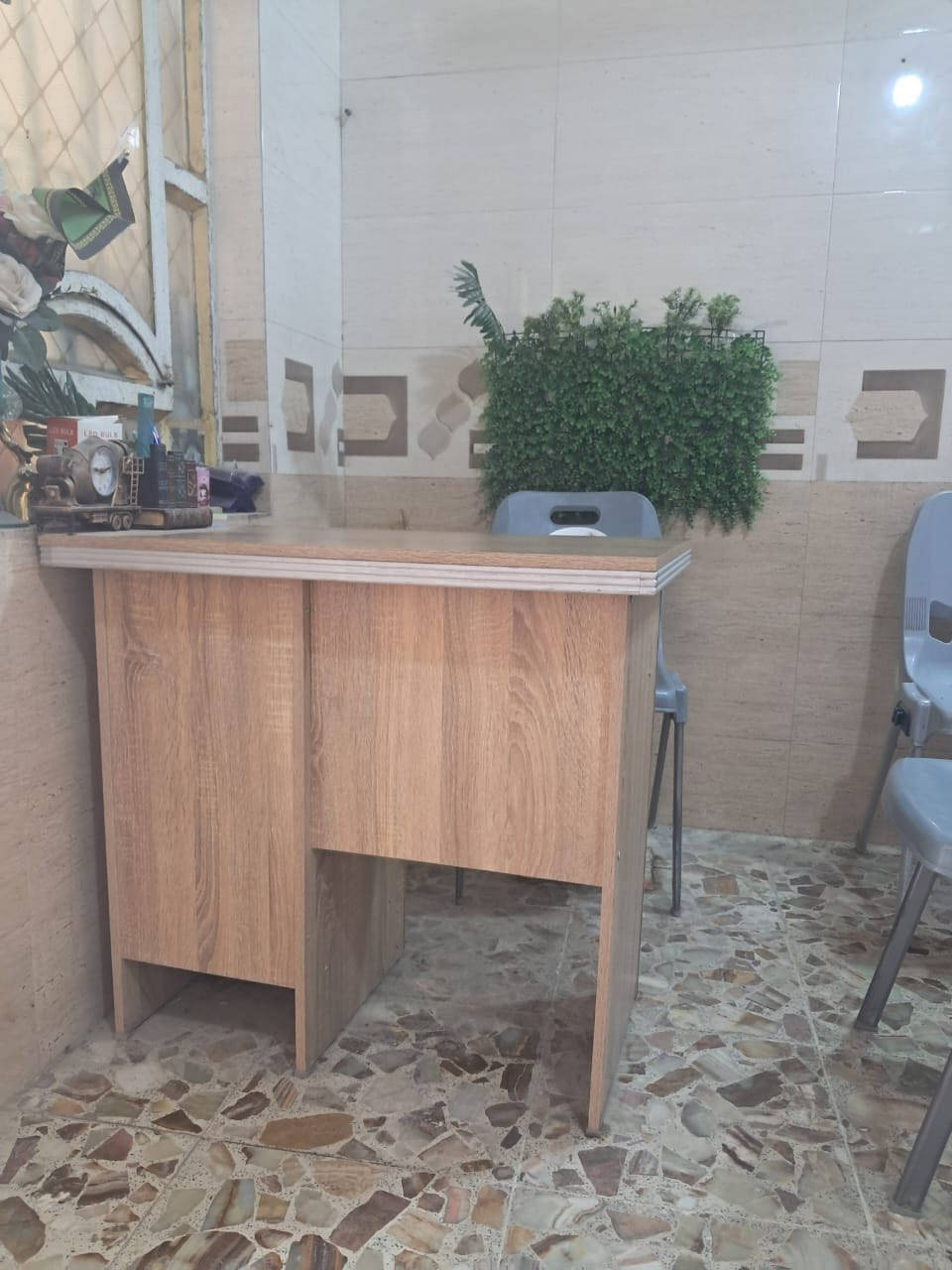 السلام عليكم 
اغراض مستعمله نضيفه 

الميز المكتبي ب٦٠ 
الرحلة ٢٠
السبورة هاي اكبر قياس ٦٠
والكرسي ابو الرحلة ١٥ هو والكراسي وكلهن نظيفات

الرقم للاستفسار ***********
