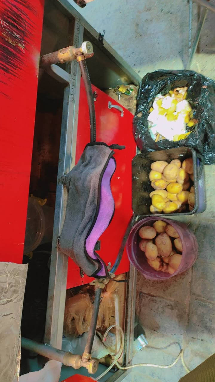 للبيع عربانة ذرة وبتيتة حلزونية كاملة اثنين عين طباخ + جدر الذرة + بلانك البتيتة + كبنكات  وملحقاتها السعر 350 الف وبيها مجال الرقم *********** ماني بغداد الشعب
