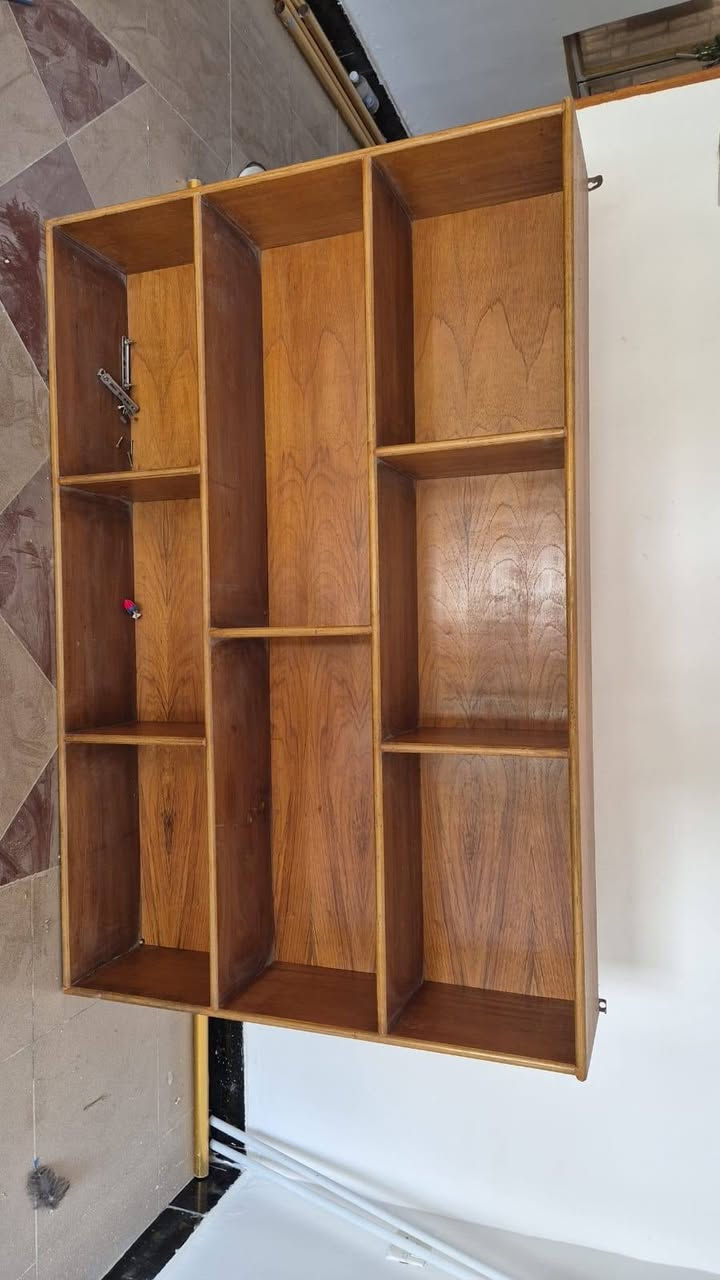 السلام عليكم ورحمة الله وبركاته 
مكتبه خشب صاج عراقي اصلي
السعر؛80 
العنوان:بغداد شارع فلسطين حي العقاري مقابل منتزه الندى 
رقم الهاتف:***********
